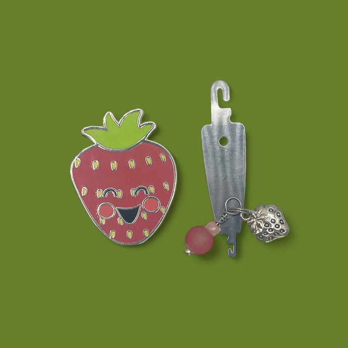 Strawberry Needle Minder with Threader - Regular - Default